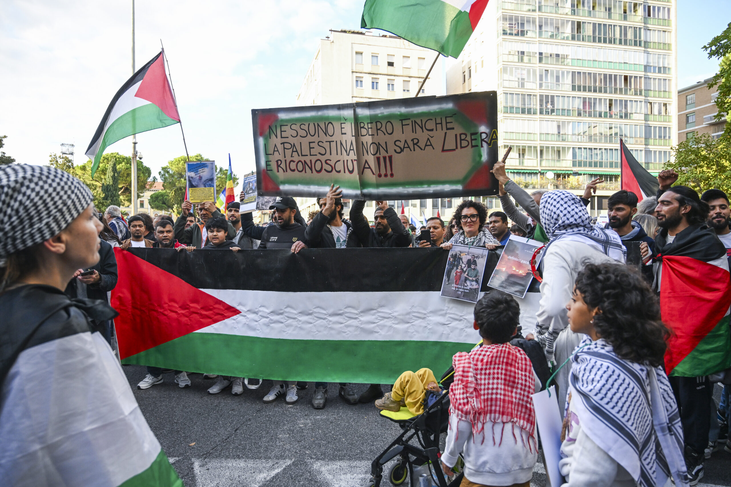 איבדה לגיטימציה. הפגנה בעיר אודינה שבאיטליה נגד משחק של נבחרת ישראל בעיר, 14 באוקטובר 2025 (צילום: פלאש90)