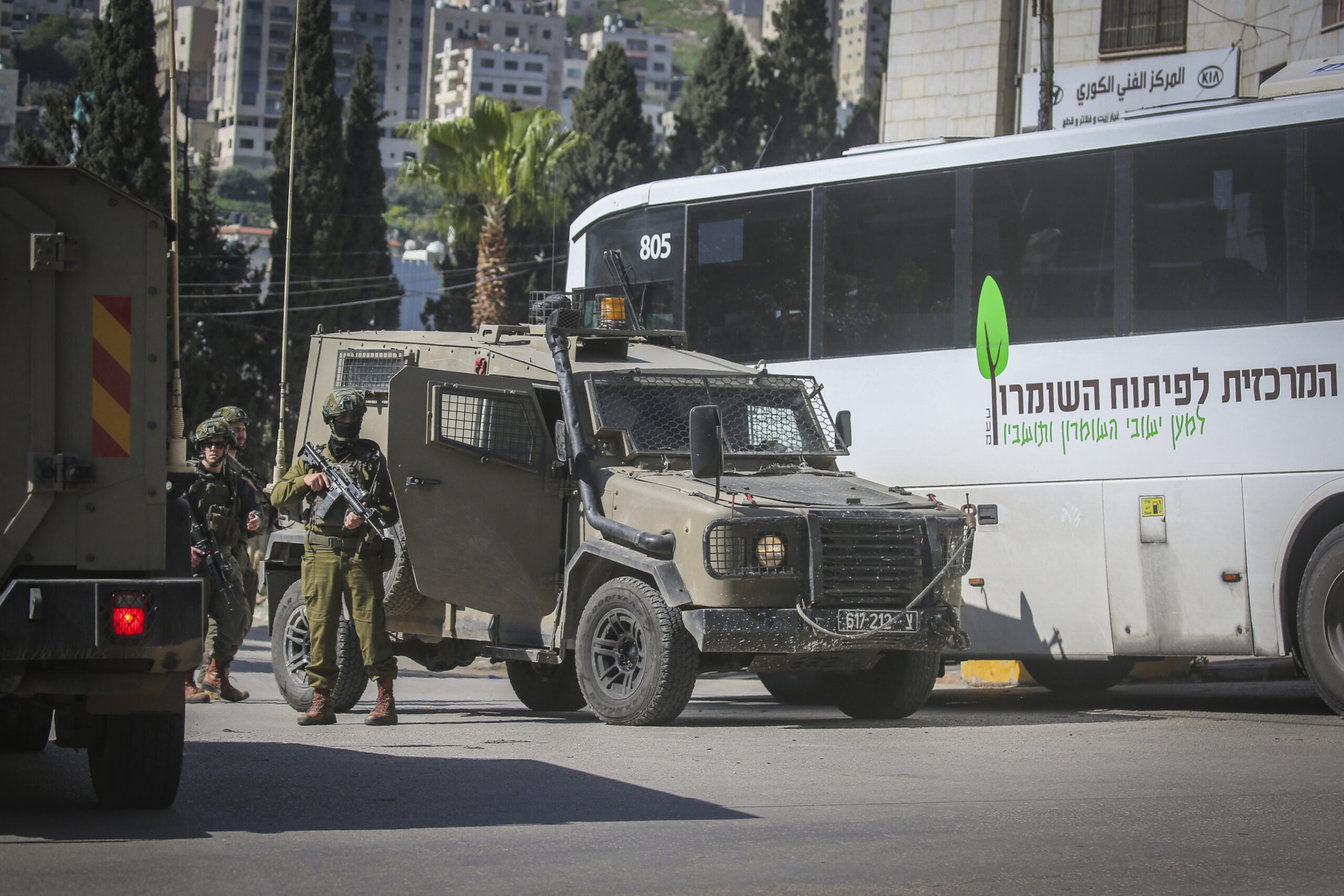 הצבא נותן גיבוי לסיורים. הצבא מאבטח אוטובוס של ישראלים בדרכם לקבר יוסף בשכם, 17 במרץ 2026 (צילום: נאסר אשתיה / פלאש90)