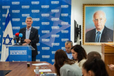 יו"ר מפלגת הדמוקרטים יאיר גולן בישיבת סיעה בכנסת, ב-15 ביוני 2026 (צילום: יונתן זינדל / פלאש90) יו"ר מפלגת הדמוקרטים יאיר גולן בישיבת סיעה בכנסת, ב-15 ביוני 2026 (צילום: יונתן זינדל / פלאש90)