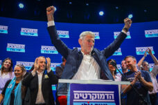 מנהיג אפור שזכה לתהילה אחרי 7 באוקטובר. יו"ר הדמוקרטים יאיר גולן בערב הפריימריז במפלגה, 20 ביולי 2026 (צילום: אבשלום ששוני / פלאש90) מנהיג אפור שזכה לתהילה אחרי 7 באוקטובר. יו"ר הדמוקרטים יאיר גולן בערב הפריימריז במפלגה, 20 ביולי 2026 (צילום: אבשלום ששוני / פלאש90)
