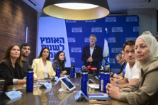 יו"ר הדמוקרטים, יאיר גולן, והשמיניה הראשונה שנבחרה בפריימריז של המפלגה, ב-21 ביולי 2026 (צילום: אבשלום ששוני / פלאש90)