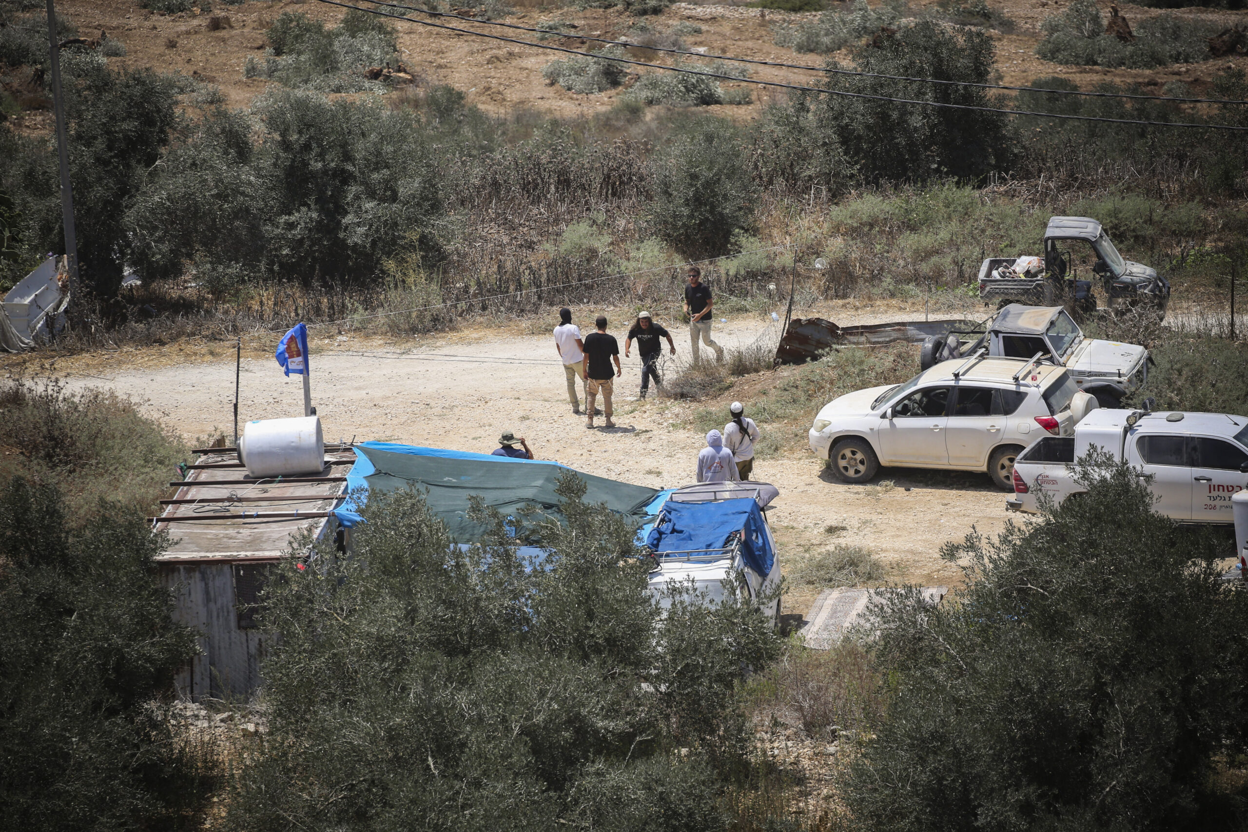 מתנחלים בפאתי הכפר תל בגדה המערבית, ב-25 ביולי 2026 (צילום: נאסר אשתייה / פלאש90)