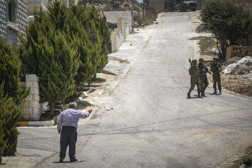 פלסטינים בגדה נדרשים לבחור: גירוש או דיכוי אלים