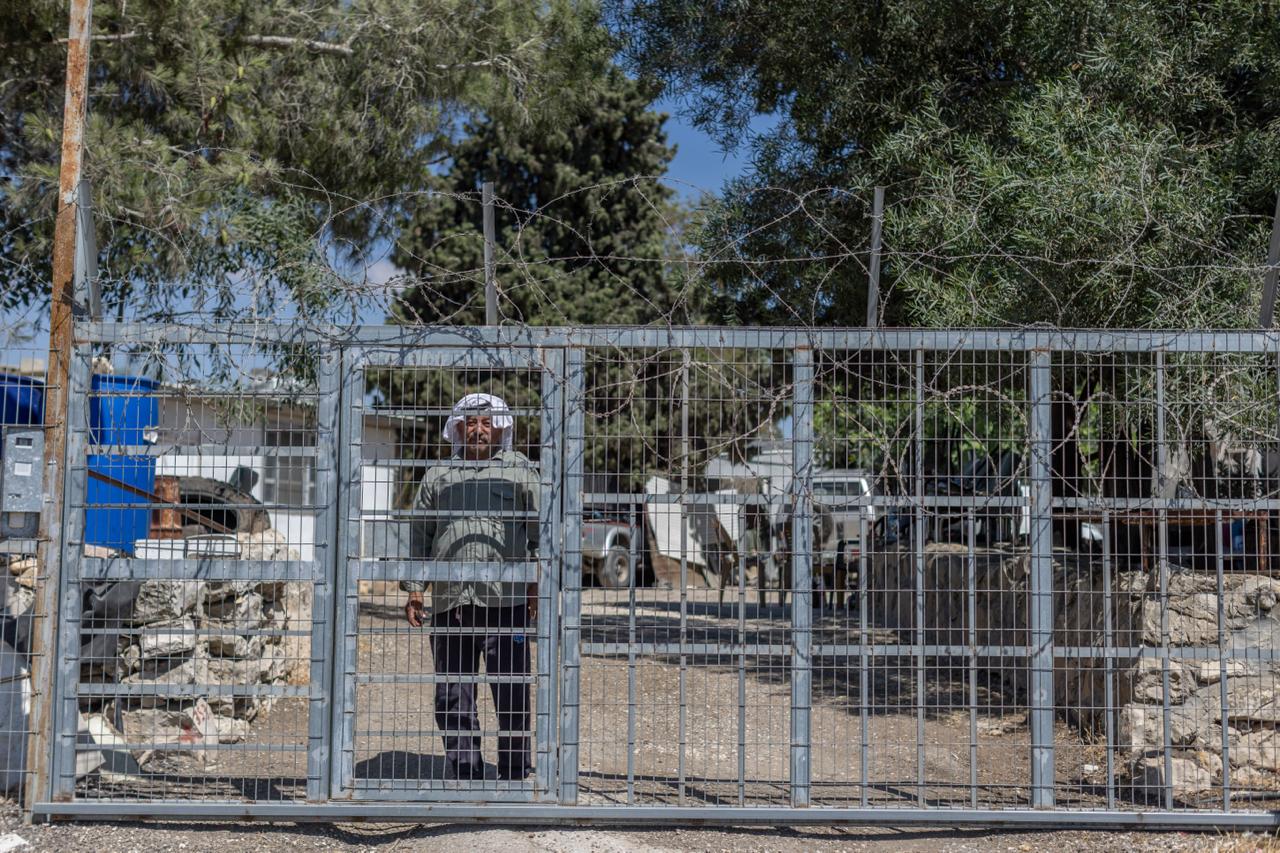 שער ברזל שהתקינו תושבים באום ספא, בשל החשש מהתקפות מתנחלים, ב-2025 (צילום: אבישי מוהר / אקטיבסטילס)