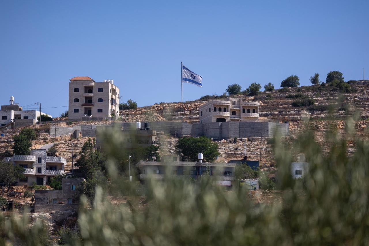 דגל שהציבו מתנחלים ליד בתי הכפר אום צפא, ביולי 2025 (צילום: אבישי מוהר / אקטיבסטילס)