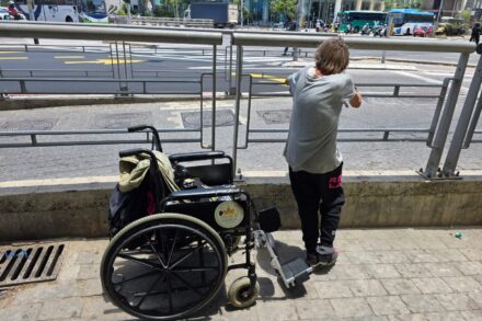 "יומיים ניסיתי לבקש מאנשים שיתקשרו בשבילי כדי לקבוע תור לרופאה, אבל לא הצלחתי". מ' ליד כסא הגלגלים המשמש לה בית (צילום: ורד לי) "יומיים ניסיתי לבקש מאנשים שיתקשרו בשבילי כדי לקבוע תור לרופאה, אבל לא הצלחתי". מ' ליד כסא הגלגלים המשמש לה בית (צילום: ורד לי)