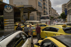 תור של נהגי מוניות פלסטינים ליד תחנת דלק בשכם שבגדה המערבית, ב-26 ביולי 2026 (צילום: Leo Correa / AP) תור של נהגי מוניות פלסטינים ליד תחנת דלק בשכם שבגדה המערבית, ב-26 ביולי 2026 (צילום: Leo Correa / AP)