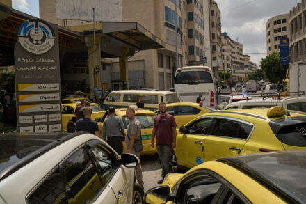 תור של נהגי מוניות פלסטינים ליד תחנת דלק בשכם שבגדה המערבית, ב-26 ביולי 2026 (צילום: Leo Correa / AP)