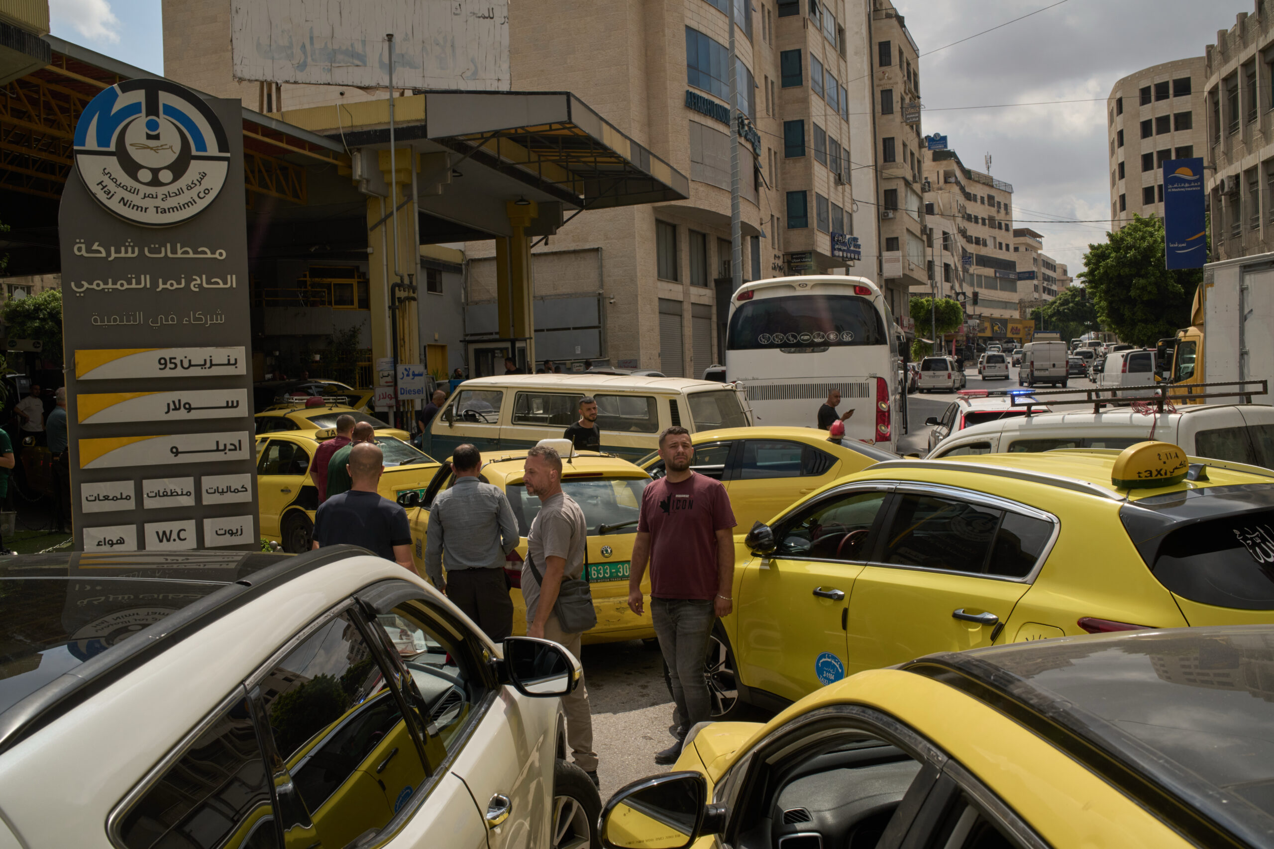 תור של נהגי מוניות פלסטינים ליד תחנת דלק בשכם שבגדה המערבית, ב-26 ביולי 2026 (צילום: Leo Correa / AP) תור של נהגי מוניות פלסטינים ליד תחנת דלק בשכם שבגדה המערבית, ב-26 ביולי 2026 (צילום: Leo Correa / AP)