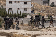 מתנחלים תוקפים פעילים ישראלים בנוכחות חיילים, סמוך למאחז כוכב יהודה שהוקם על אדמות הכפר ג'אנתא ליד בית לחם, ב-25 באוגוסט 2026 (צילום: אורן זיו) מתנחלים תוקפים פעילים ישראלים בנוכחות חיילים, סמוך למאחז כוכב יהודה שהוקם על אדמות הכפר ג'אנתא ליד בית לחם, ב-25 באוגוסט 2026 (צילום: אורן זיו)