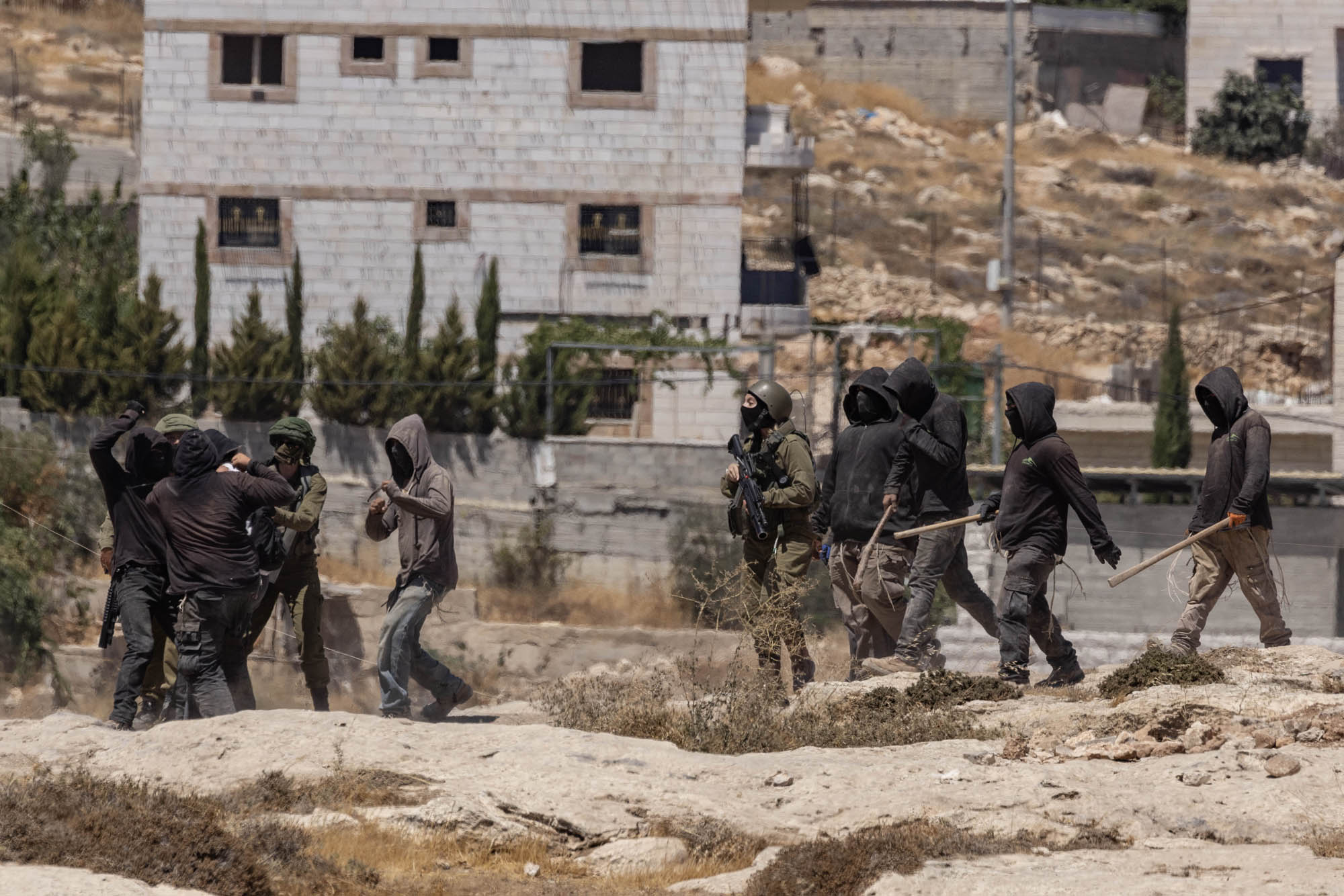 מתנחלים תוקפים פעילים ישראלים בנוכחות חיילים, סמוך למאחז כוכב יהודה שהוקם על אדמות הכפר ג'אנתא ליד בית לחם, ב-25 באוגוסט 2026 (צילום: אורן זיו) מתנחלים תוקפים פעילים ישראלים בנוכחות חיילים, סמוך למאחז כוכב יהודה שהוקם על אדמות הכפר ג'אנתא ליד בית לחם, ב-25 באוגוסט 2026 (צילום: אורן זיו)