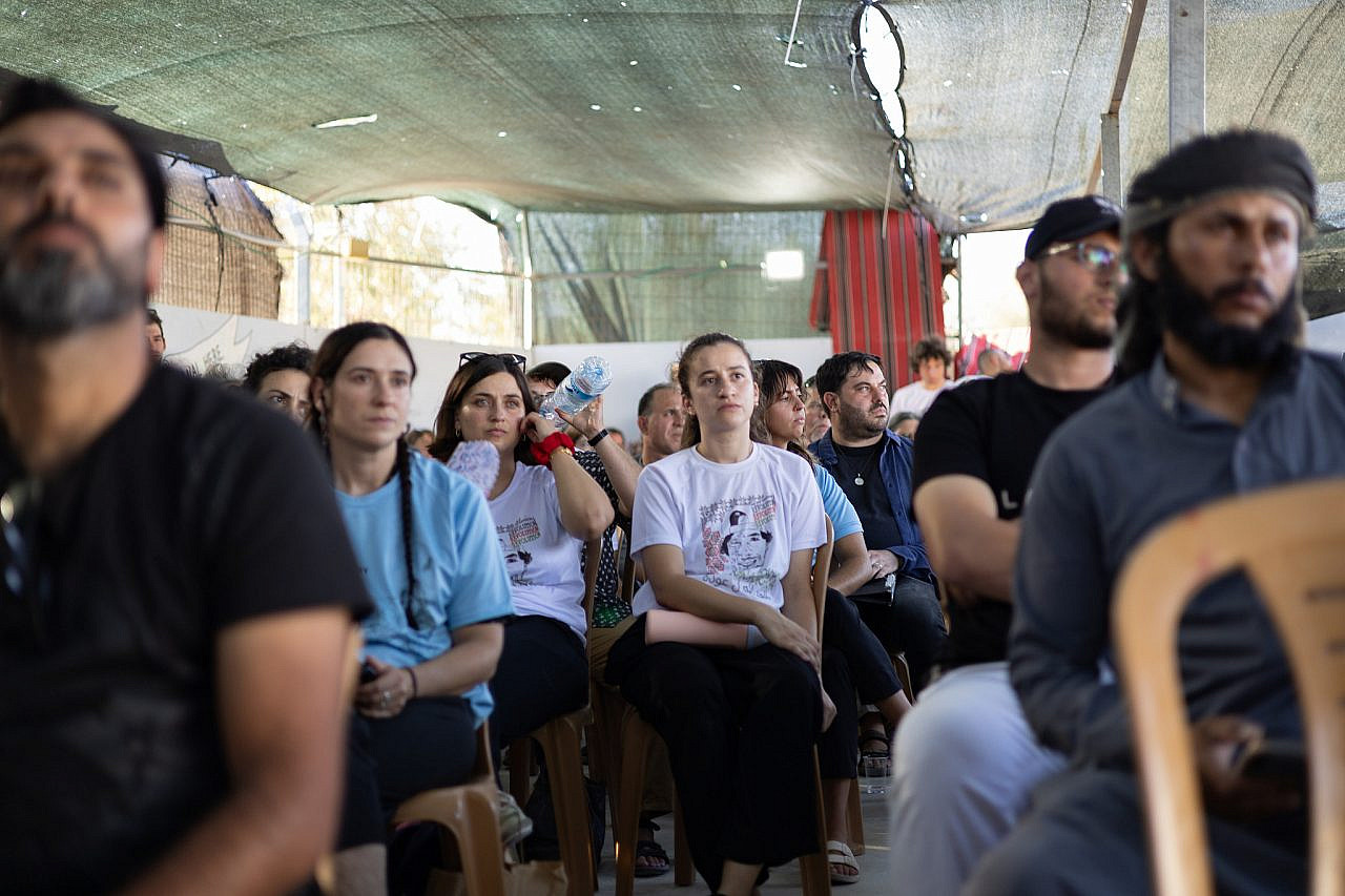 חברים של עוודה הד'אלין בטקס לזיכרו במרכז הקהילתי באום אל ח'יר, ב-28 ביולי 2026 (צילום: עמרי ערן ורדי / אקטיבסטילס)