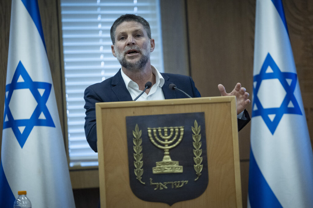 שר האוצר, בצלאל סמוטריץ', במסיבת עיתונאים בירושלים, ב-1 ביולי 2026 (צילום: יונתן זינדל / פלאש90) שר האוצר, בצלאל סמוטריץ', במסיבת עיתונאים בירושלים, ב-1 ביולי 2026 (צילום: יונתן זינדל / פלאש90)
