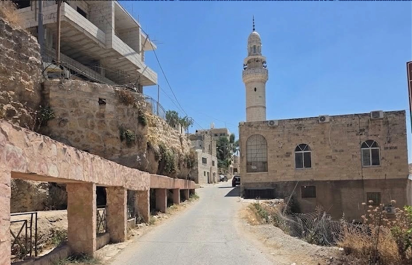 מסגד הכפר היושב על יסודות מסגד איובי מול מעין בגרעין הכפר העתיק (צילום: אורי ארליך)