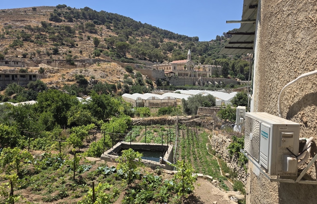 המנזר בארטאס וחלקות חקלאיות המושקות באמצעות אמות המים שבכפר (צילום: אורי ארליך)