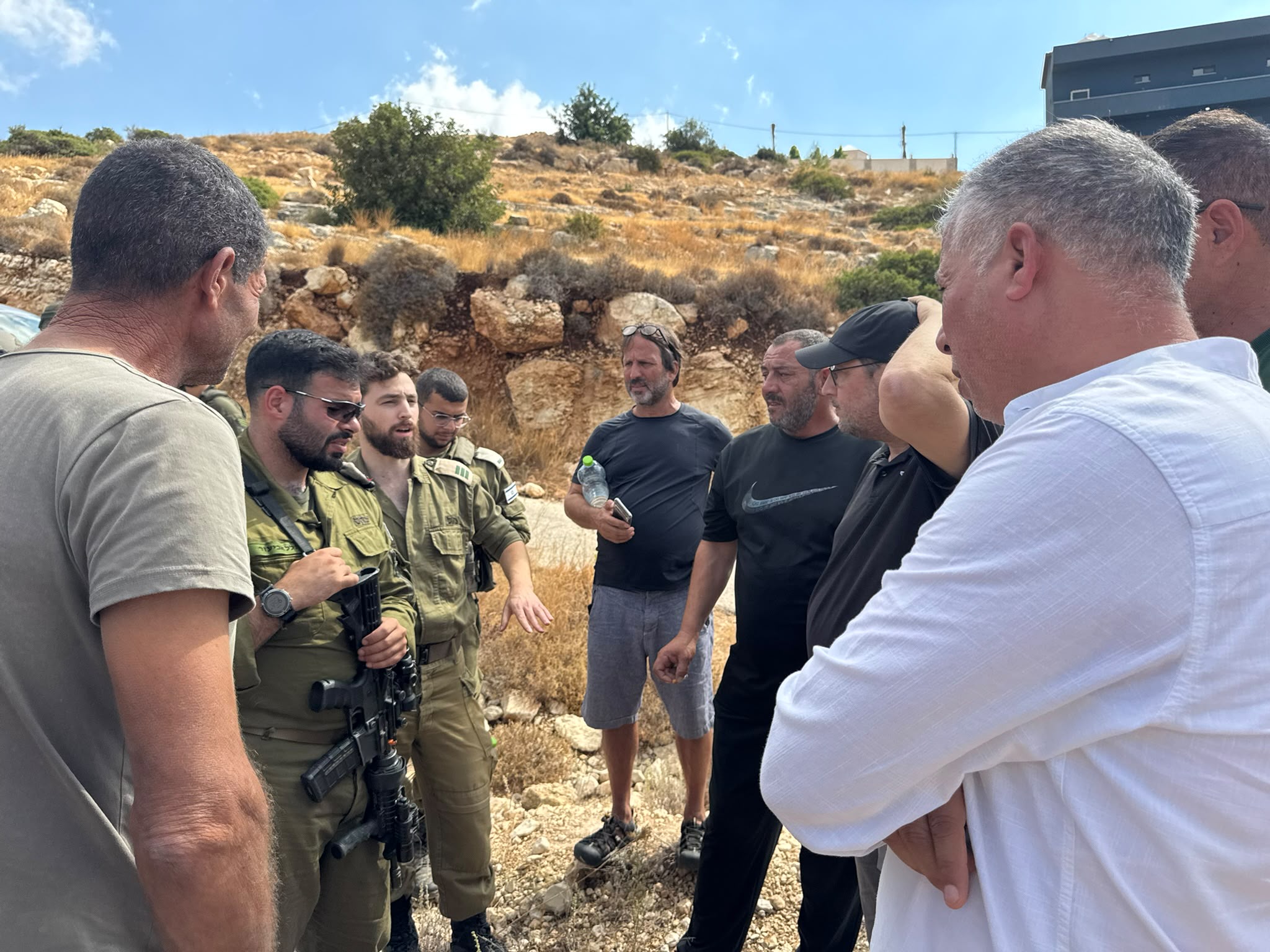 סיור קרקעות עם הצבא באדמות שבהן מתוכננת סלילת הכביש הצבאי, באזור שבין כפר נִעמה לכפר בילעין, ב-17 באוגוסט 2026 (צילום: אורן זיו) סיור קרקעות עם הצבא באדמות שבהן מתוכננת סלילת הכביש הצבאי, באזור שבין כפר נִעמה לכפר בילעין, ב-17 באוגוסט 2026 (צילום: אורן זיו)