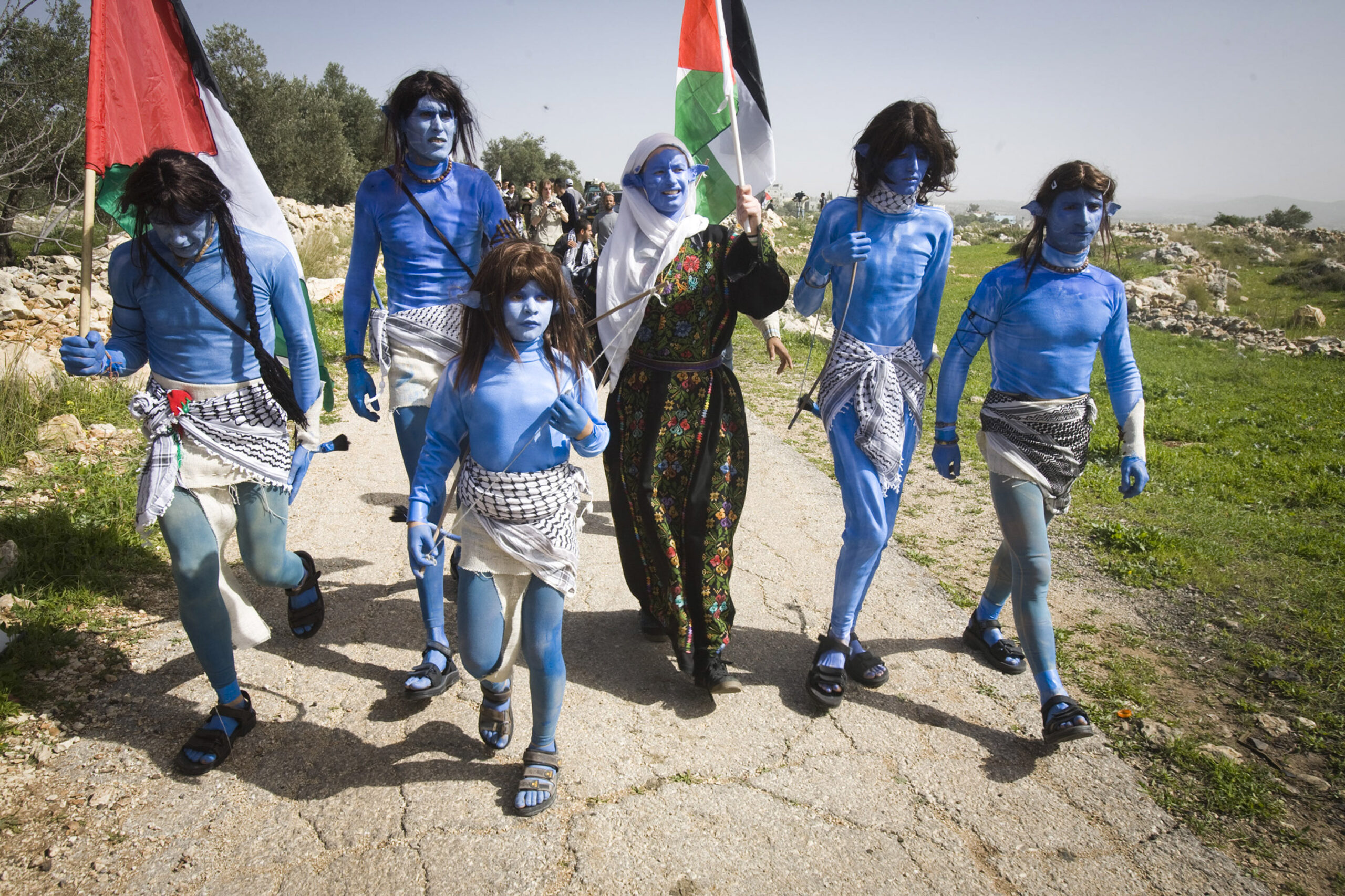 מפגינים לבושים כדמויות מאווטאר הפגנה בכפר בילעין פברואר 2010 (צילום: אורן זיו)