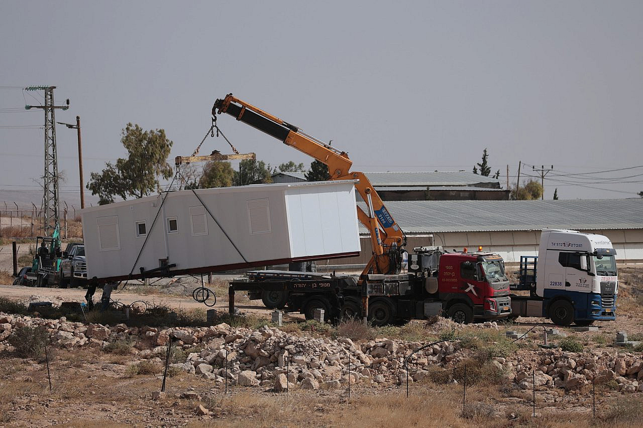 מתנחלים מציבים קרוואן במאחז ליד אום אל ח'יר, ב-20 במאי 2026 (צילום: מוסעב שאוור / אקטיבסטילס)