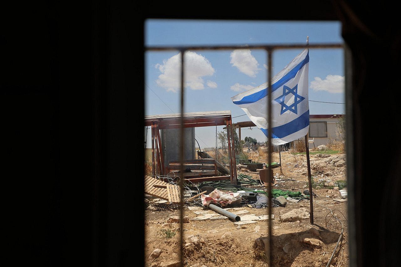 דגל שהציבו מתנחלים מול בית באום אל ח'יר, ב-6 ביולי 2026 (צילום: מוסעב שאוור / אקטיבסטילס)
