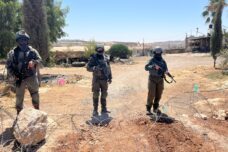 צו שטח צבאי סגור לא מאפשר לפנות את תושבי המקום, ובכל זאת החיילים פינו את הפלסטינים. חיילים סביב בית משפחת ג'בארין באל-מניה