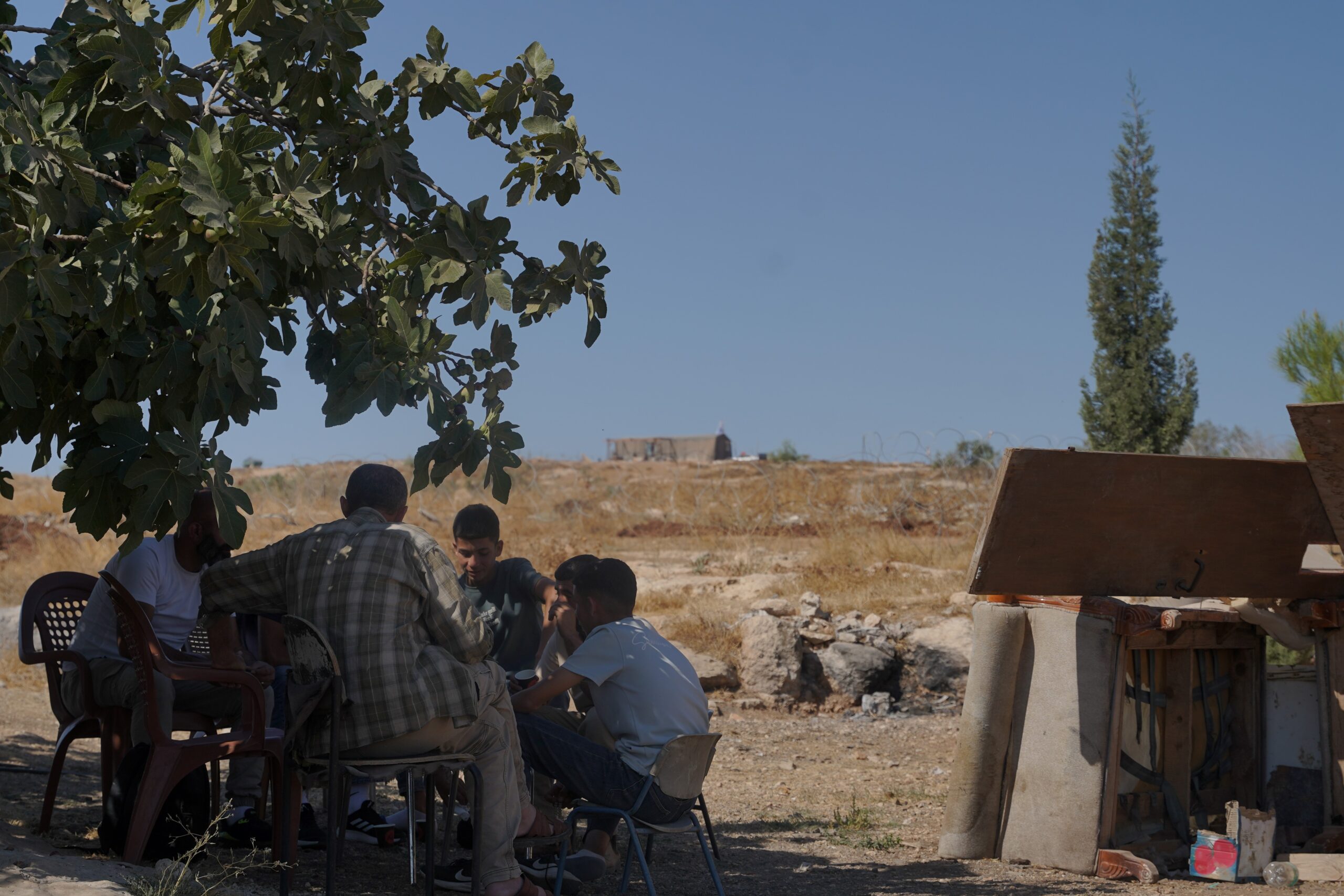 בהתחלה היה שקט, אחרי זה התחילה הידרדרות. בני משפחת ג'בארין על הרקע מאחז "מגן אברהם", אוגוסט 2026 (צילום: תמנה רוז פרץ)