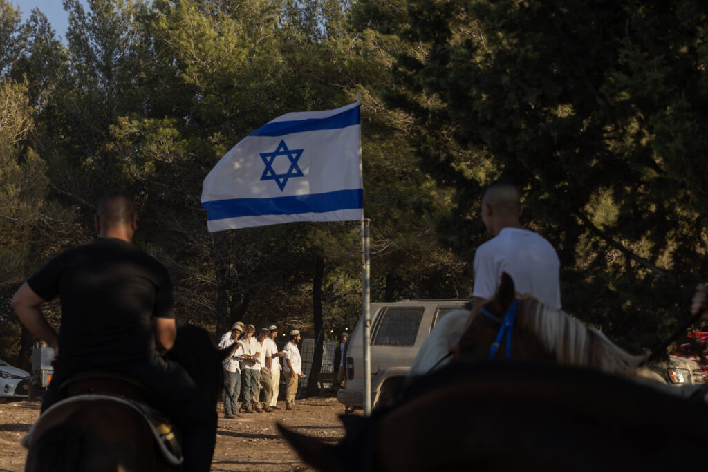 תושבי מג'ד אל-כרום מפגינים נוכחות סמוך למאחז חדש שהוקדם בצמוד לאדמתם, ב-13 בספטמבר 2026 (צילום: אורן זיו)