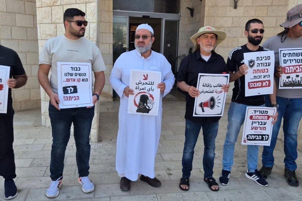 מחאה בקלנסווה נגד חזרתו של עובד שחשוד בהטרדה לתפקידו, באוגוסט 2026 (צילום: באדיבות עמוד הפייסבוק סאוט קלנסווה) מחאה בקלנסווה נגד חזרתו של עובד שחשוד בהטרדה לתפקידו, באוגוסט 2026 (צילום: באדיבות עמוד הפייסבוק סאוט קלנסווה)