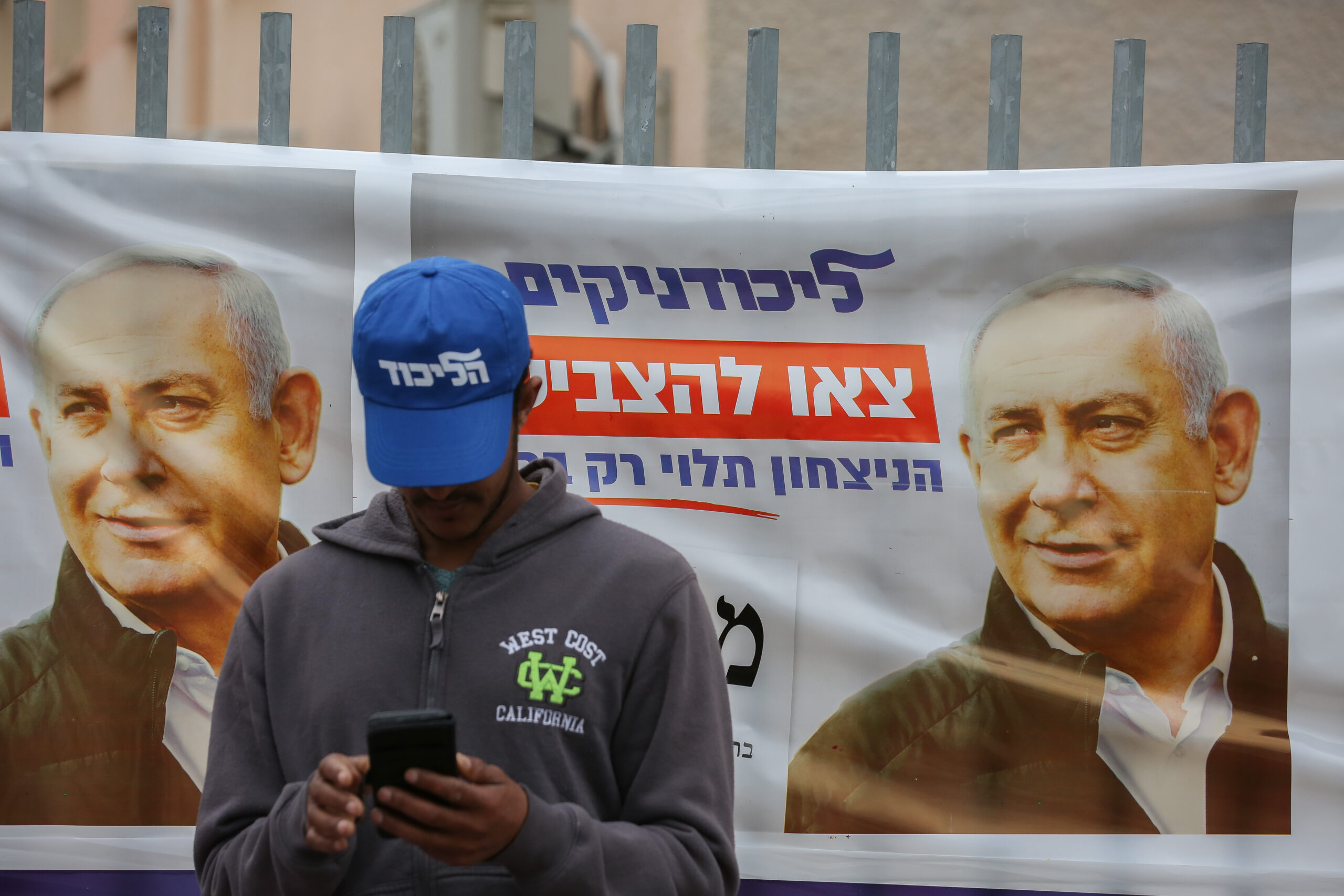 שלטי בחירות בצפת, ב-2 במרץ 2020 (צילום: דיויד כהן / פלאש90)