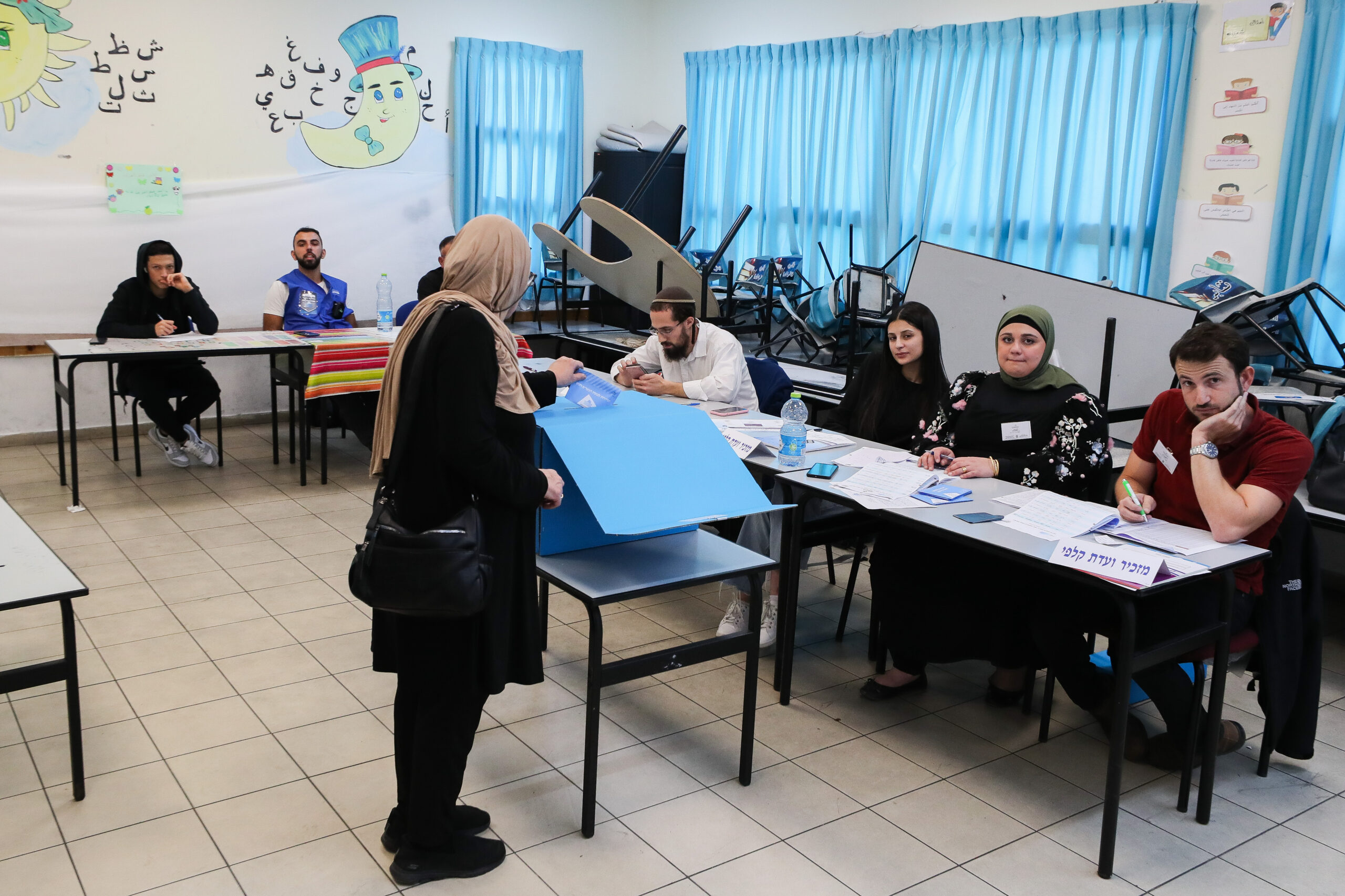 הולכות להצביע אבל לא מיוצגות. מצביעה בקלפי בטייבה, 1 בנובמבר 2022 (צילום: ג'מל עוואד / פלאש90)