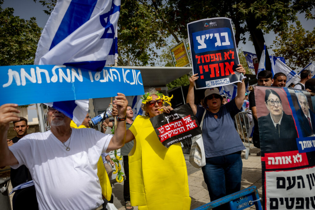 הפגנה של תומכי ההפיכה המשפטית מול בית המשפט העליון בירושלים, ב-12 בספטמבר 2023 (צילום: יונתן זינדל / פלאש90)