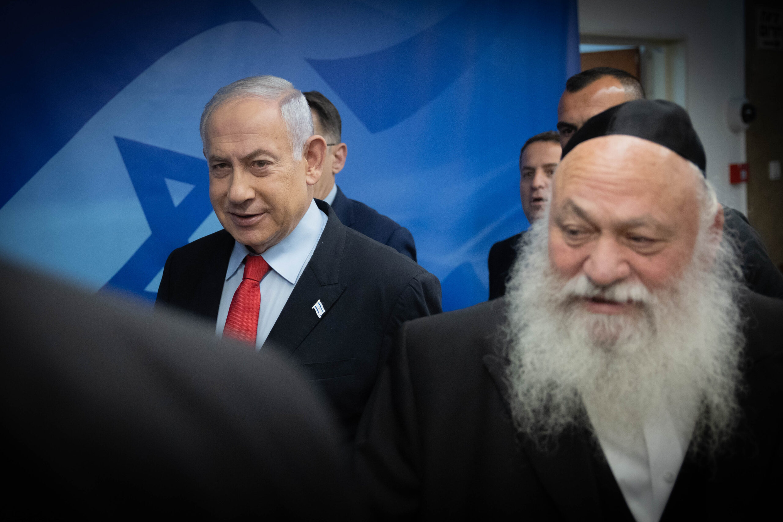 קיבל הנחיה להביא להפלת ממשלת הימין על מלא. יו"ר יהדות התורה יצחק גולדקנופף עם ראש הממשלה בנימין נתניהו, 27 בספטמבר 2023 (צילום: חיים גולדברג / פלאש90)