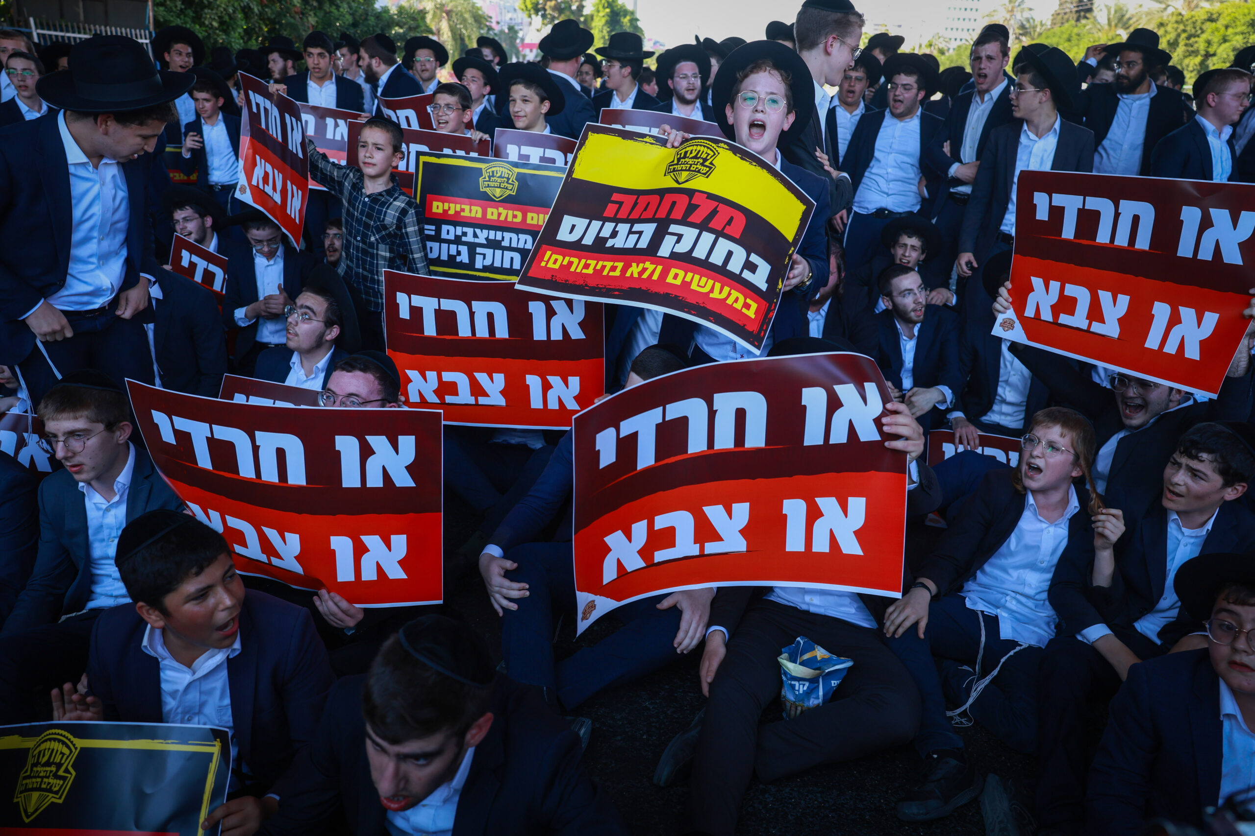 סכנת המעצר מרחפת מעל לכל האברכים. הפגנה חרדית בבני ברק נגד הגיוס לצבא, 23 ביולי 2025 (צילום: פלאש90)