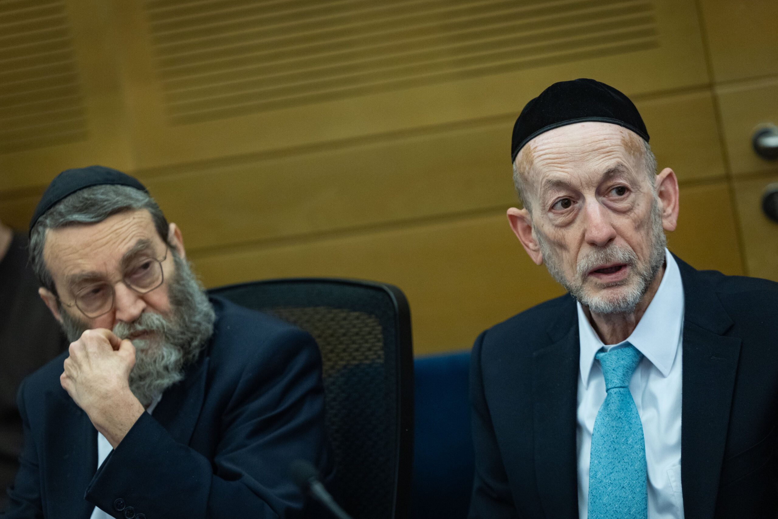 הודחו בבושת פנים. ח"כ אורי מקלב וח"כ משה גפני בכנסת, 9 בפברואר 2026 (צילום: יונתן זינדל / פלאש90)