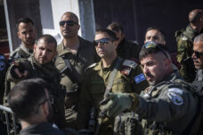 אלוף פיקוד המרכז אבי בלוט וחיילים במחסום קלנדיה, ב-20 בפברואר 2026 (צילום: חיים גולדברג / פלאש90) אלוף פיקוד המרכז אבי בלוט וחיילים במחסום קלנדיה, ב-20 בפברואר 2026 (צילום: חיים גולדברג / פלאש90)