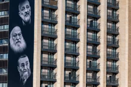 הכעס על העסקנים החרדים מגיע מלמטה. כרזה בירושלים של מפלגת "הציבור החרדי" היוצאת נגד המפלגות החרדיות הוותיקות, 25 באוגוסט 2026 (צילום: חיים גולדברג / פלאש90)