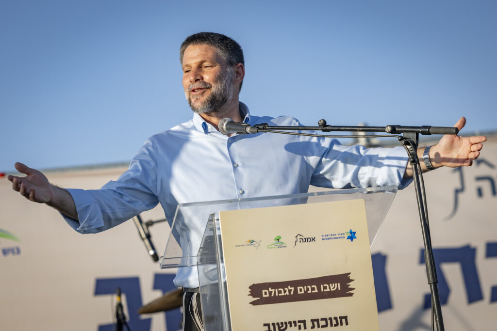 שר האוצר, בצלאל סמוטריץ', בטקס הקמה של התנחלות חדשה בגוש עציון, ב-2 בספטמבר 2026 (צילום: חיים גולדברג / פלאש90)