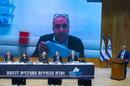 הדיון על פסילת סמי אבו שחאדה בוועדת הבחירות בראשות השופט העליון נעם סולברג, איתמר בן גביר מעיד, ב-23 בספטמבר 2026 (צילום: יונתן זינדל / פלאש90) הדיון על פסילת סמי אבו שחאדה בוועדת הבחירות בראשות השופט העליון נעם סולברג, איתמר בן גביר מעיד, ב-23 בספטמבר 2026 (צילום: יונתן זינדל / פלאש90)