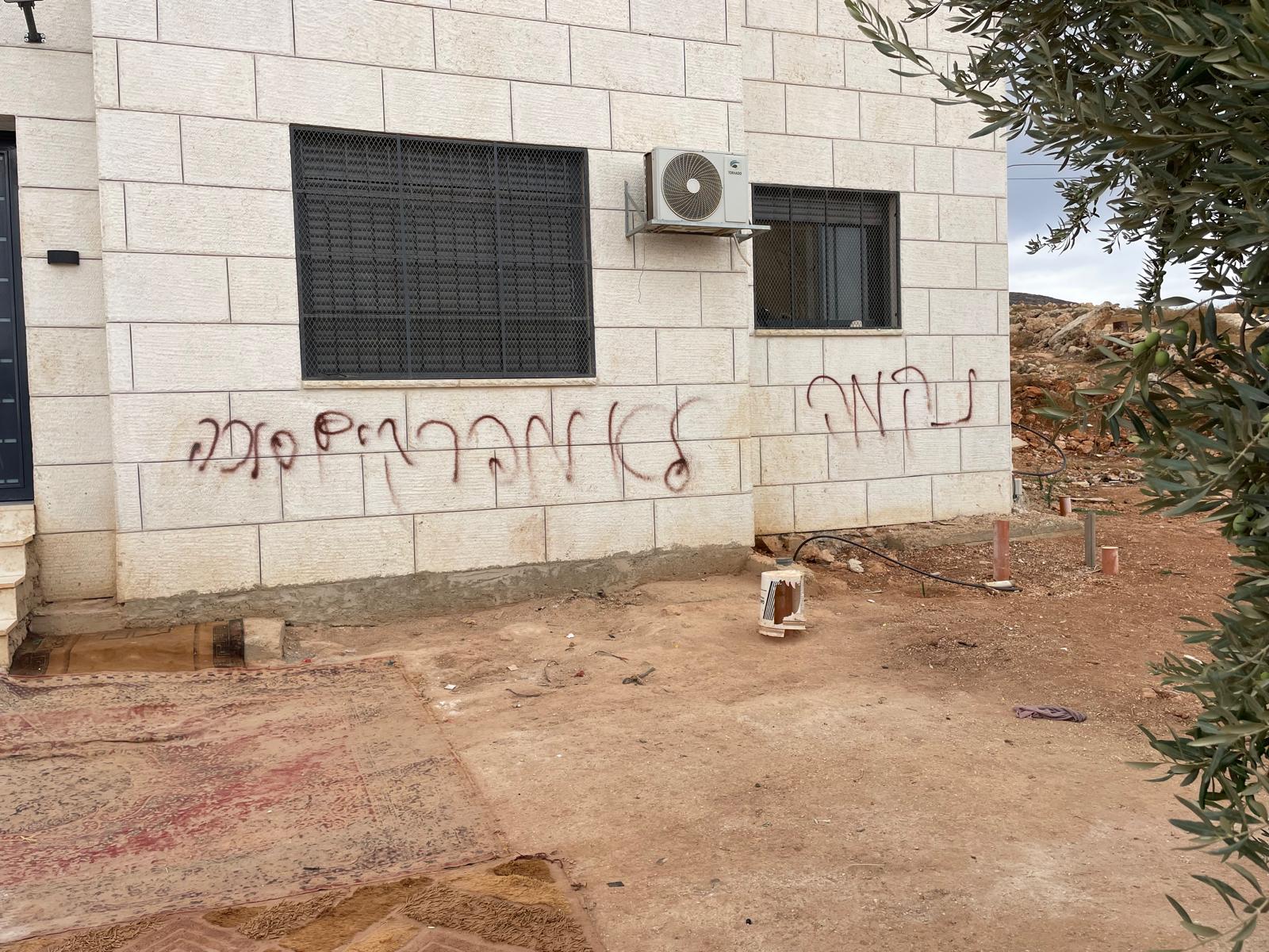 כתובת על קיר באל-מוע'ייר, ספטמבר 2026 (צילום: הארון בשארה) כתובת על קיר באל-מוע'ייר, ספטמבר 2026 (צילום: הארון בשארה)