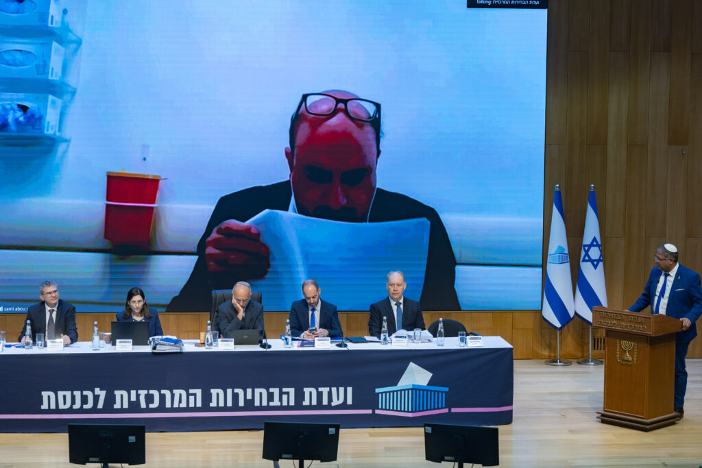 הדיון על פסילת סמי אבו שחאדה בוועדת הבחירות בראשות השופט העליון נעם סולברג, איתמר בן גביר מעיד, 23 בספטמבר, 2026 (צילום: יונתן זינדל / פלאש90)