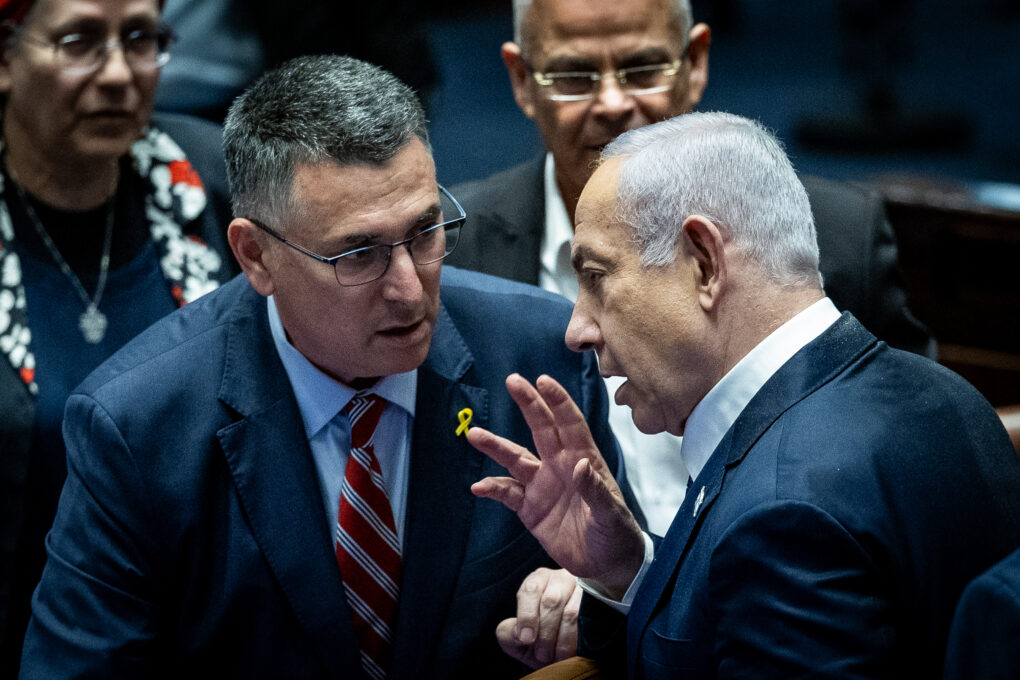MIDEAST ISRAEL POLITICS שר החוץ גדעון סער וראש הממשלה בנימין נתניהו בכנסת, נובמבר 2024 (צילום: יונתן זינדל / פלאש90)
