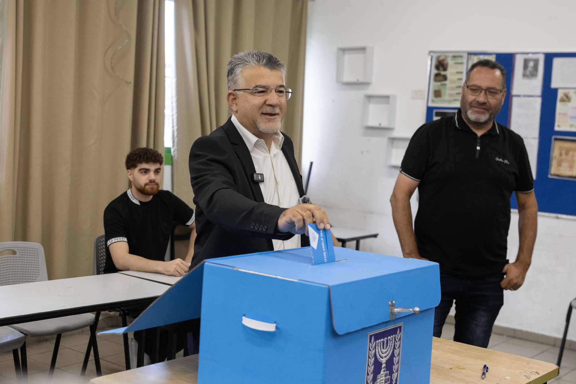 יוסף ג׳בארין מצביע בקלפי באום אל פים, 27 באוקטובר, 2026 (צילום: אורן זיו)