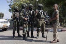 חיילים וחקלאים במסיק ליד הכפר רנתיס, ב-6 באוקטובר 2026 (צילום: אורן זיו) חיילים וחקלאים במסיק ליד הכפר רנתיס, ב-6 באוקטובר 2026 (צילום: אורן זיו)