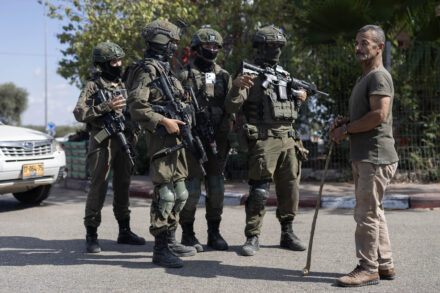 חיילים וחקלאים במסיק ליד הכפר רנתיס, ב-6 באוקטובר 2026 (צילום: אורן זיו)