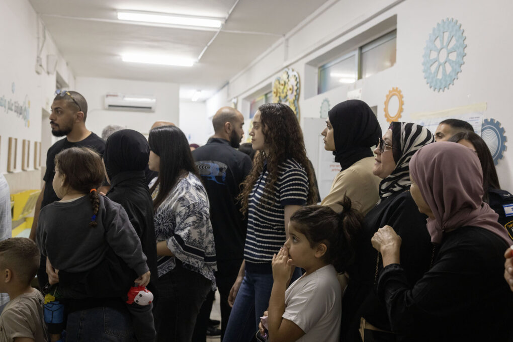 שיעור ההצבעה עלה על כל הציפיות. מצביעים מחכים בתור לקלפי בטייבה, 27 באוקטובר 2026 (צילום: אורן זיו) שיעור ההצבעה עלה על כל הציפיות. מצביעים מחכים בתור לקלפי בטייבה, 27 באוקטובר 2026 (צילום: אורן זיו)