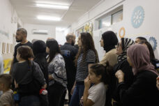 שיעור ההצבעה עלה על כל הציפיות. מצביעים מחכים בתור לקלפי בטייבה, 27 באוקטובר 2026 (צילום: אורן זיו)