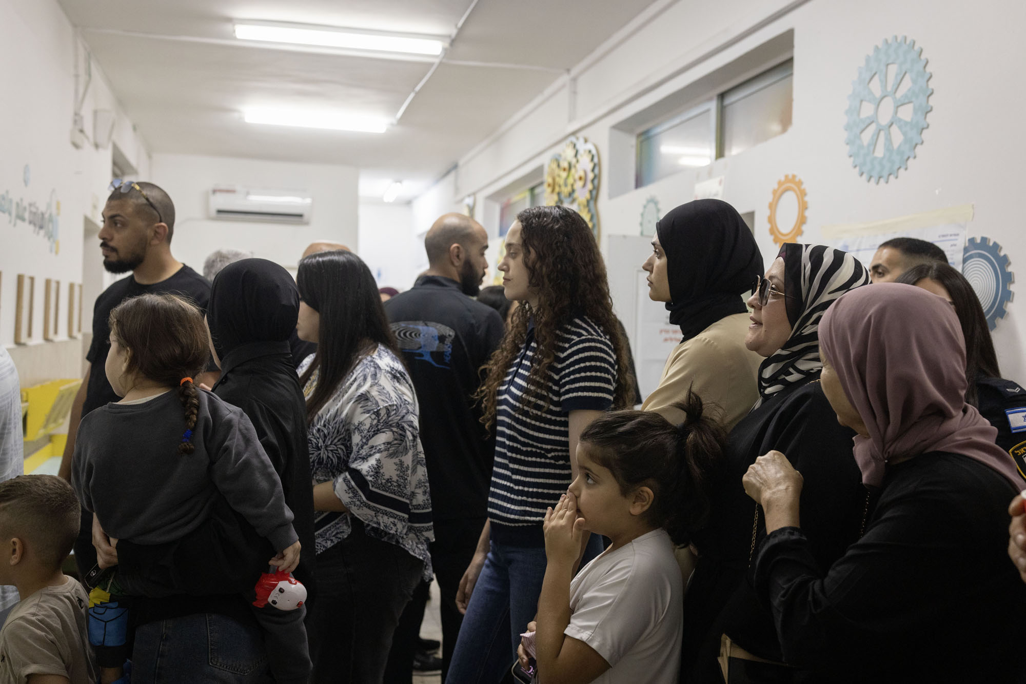 שיעור ההצבעה עלה על כל הציפיות. מצביעים מחכים בתור לקלפי בטייבה, 27 באוקטובר 2026 (צילום: אורן זיו)