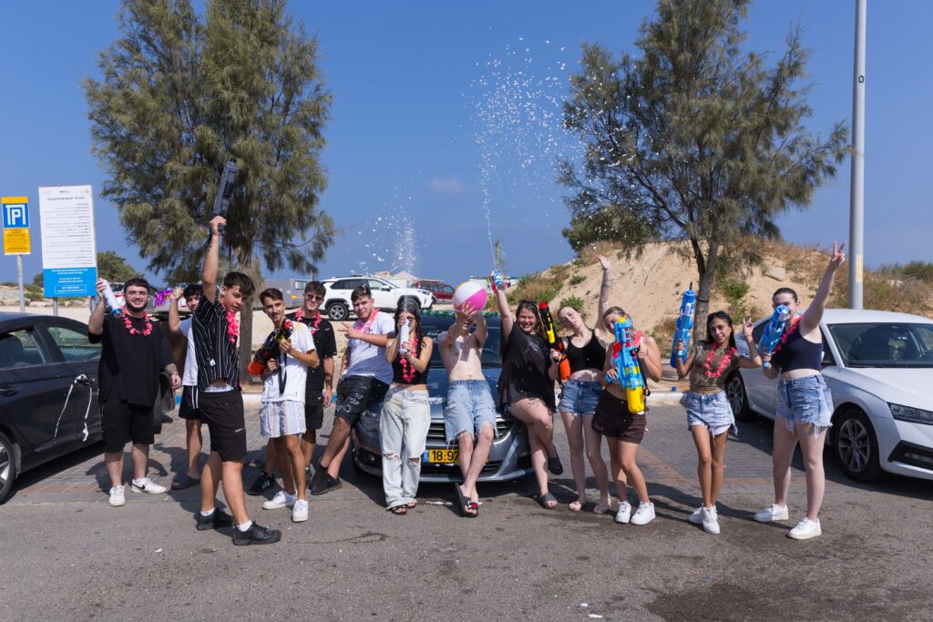 תלמידים חוגגים את סיום שנת הלימודים באשדוד, יוני 2024 (למצולמים אין בהכרח קשר ישיר לכתוב. צילום: לירון מולודבן / פלאש90)