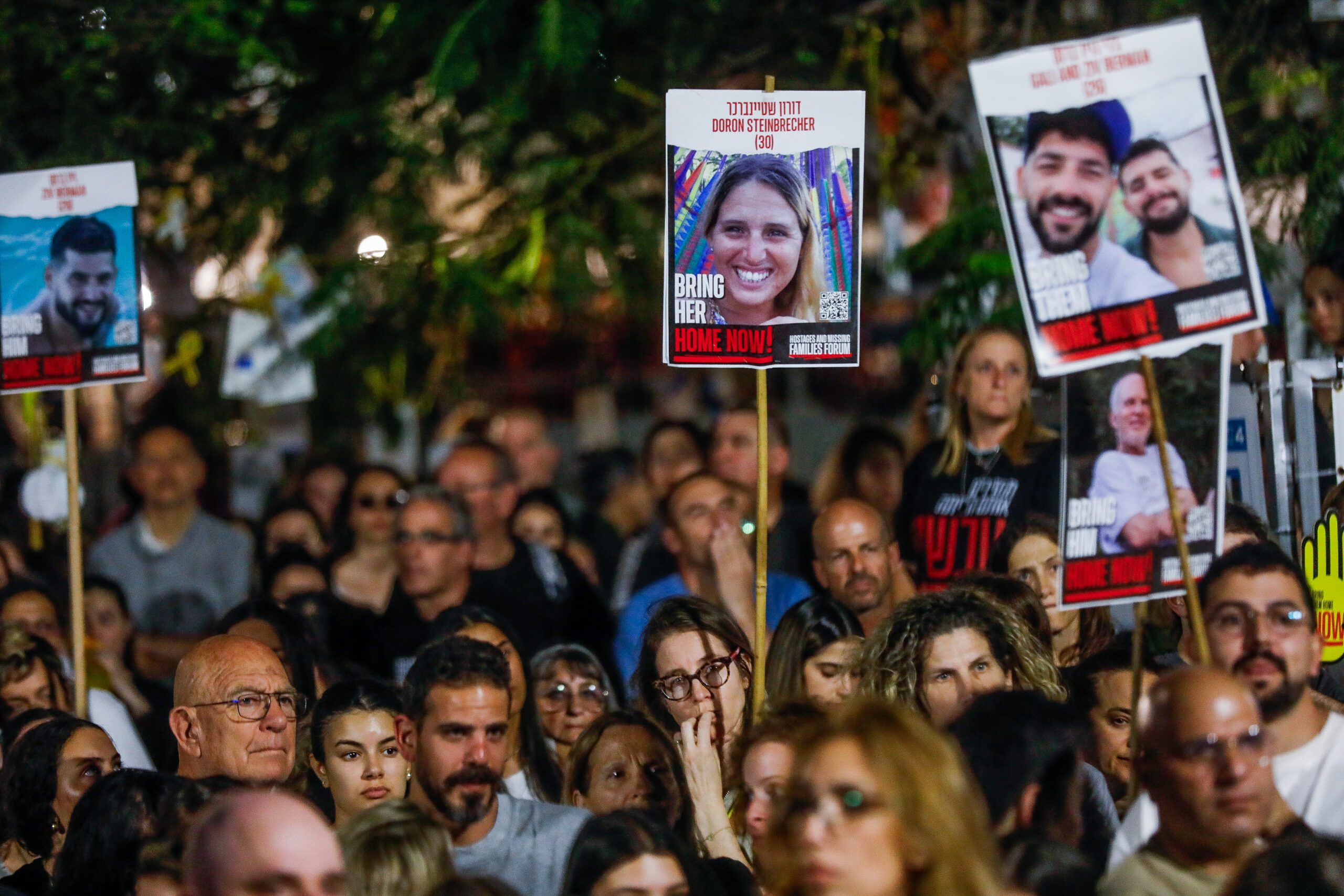 מלחמה והרס עובדו מחדש והומרו בדאגה קיומית ליקירים שבשבי. הפגנה בתל אביב לשחרור החטופים, אפריל 2024 (צילום: מרים אלסטר / פלאש90) מלחמה והרס עובדו מחדש והומרו בדאגה קיומית ליקירים שבשבי. הפגנה בתל אביב לשחרור החטופים, אפריל 2024 (צילום: מרים אלסטר / פלאש90)
