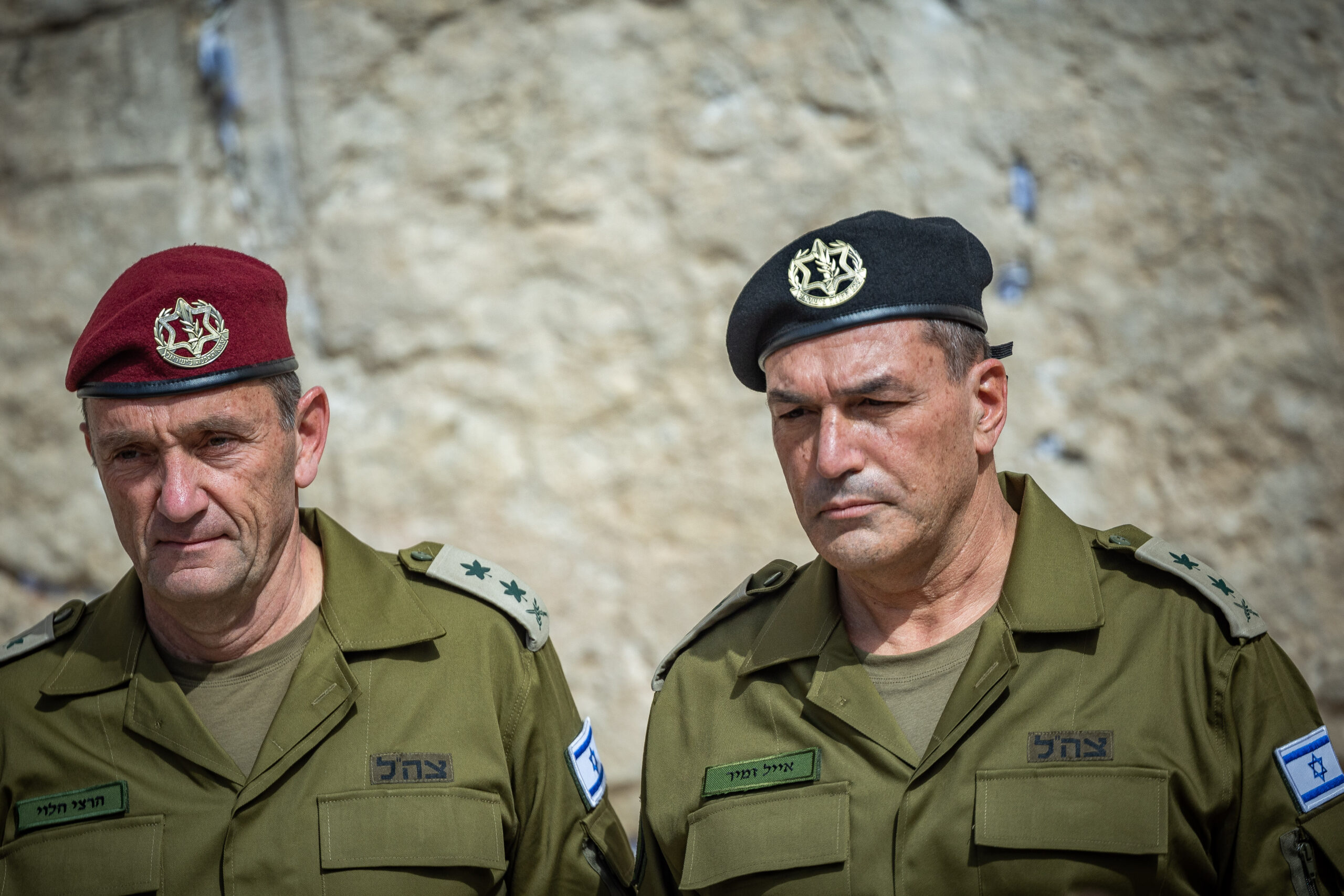 צמרת הצבא לא רצתה הסכם עם חמאס. הרמטכ"ל לשעבר הרצי הלוי עם הרמטכ"ל הנוכחי אייל זמיר, 5 במרץ 2025 (צילום: יונתן זינדל / פלאש90)