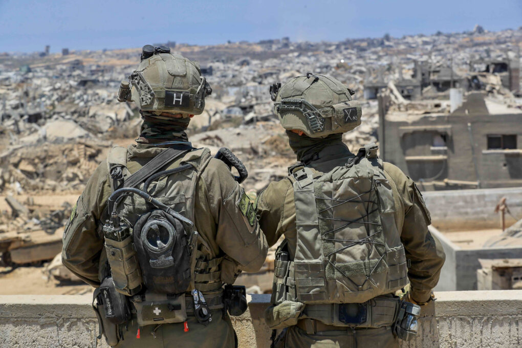 הימין ייצר את התשתיות המוסדיות למימוש תוכנית ההכרעה, המחנה החילוני חיזק את המגמות האלה. חיילים משקיפים על צפון הרצועה, יולי 2025 (צילום: אורן כהן / פלאש90) הימין ייצר את התשתיות המוסדיות למימוש תוכנית ההכרעה, המחנה החילוני חיזק את המגמות האלה. חיילים משקיפים על צפון הרצועה, יולי 2025 (צילום: אורן כהן / פלאש90)